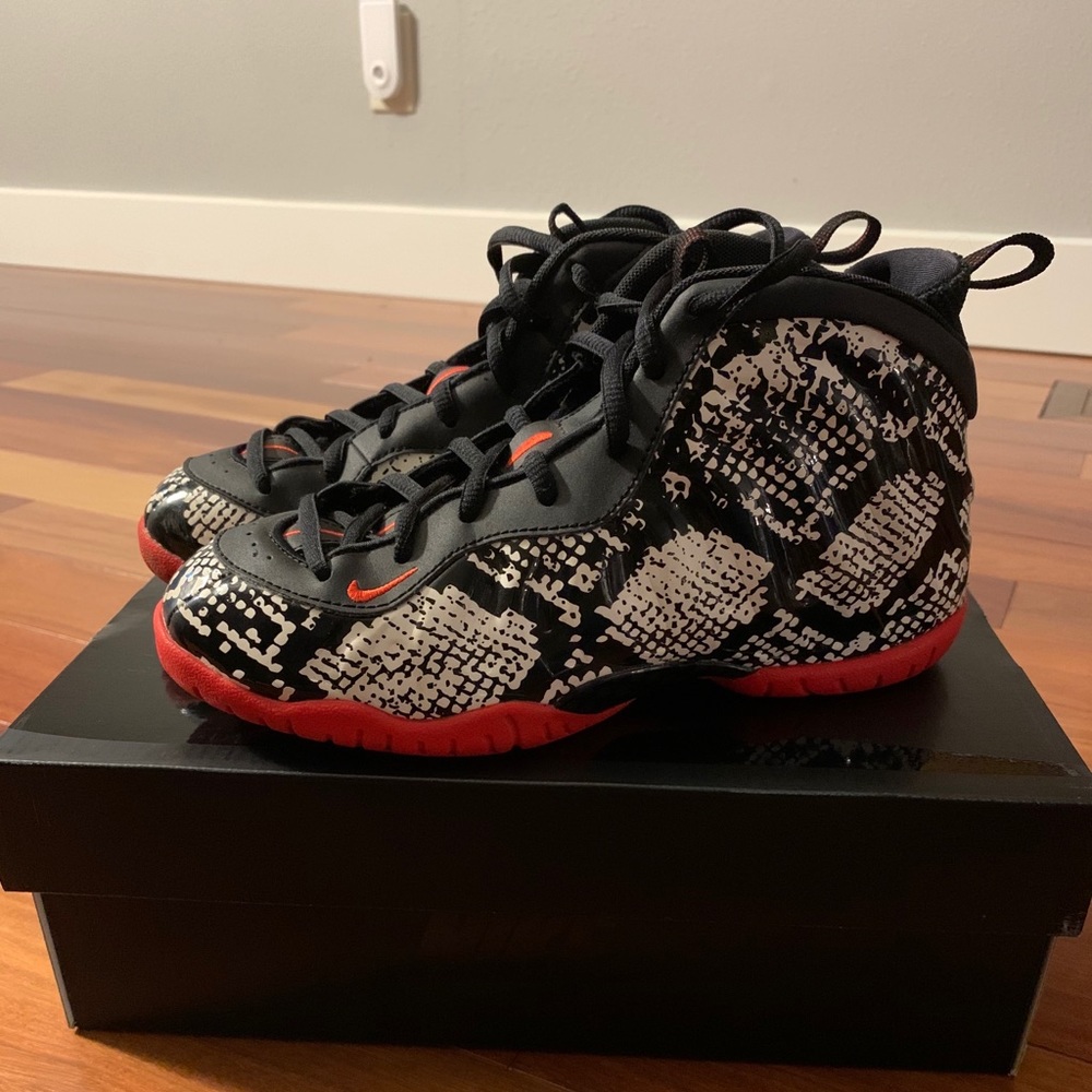 Boys Nike Posite One basketball shoes